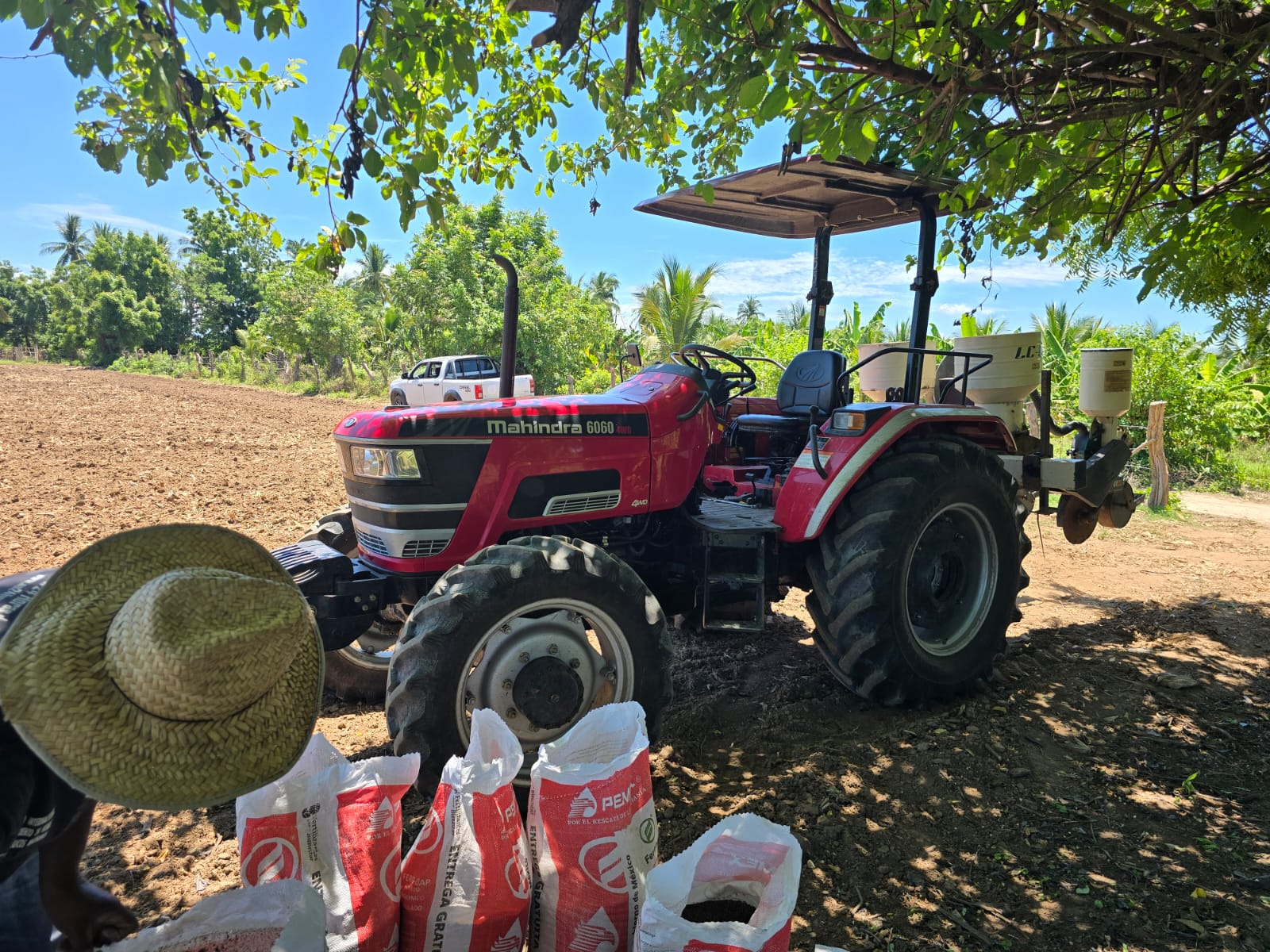 Tractor y equipo para el trabajo de campo